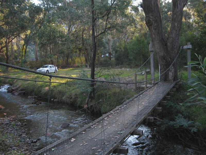Wandiligong - The Diggings, off Centenary Avenue: Suspension bridge over Morses Creek