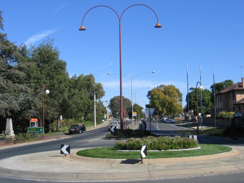 Wangaratta - Commercial centre and shops - View south-west along Ryley St at Ford St