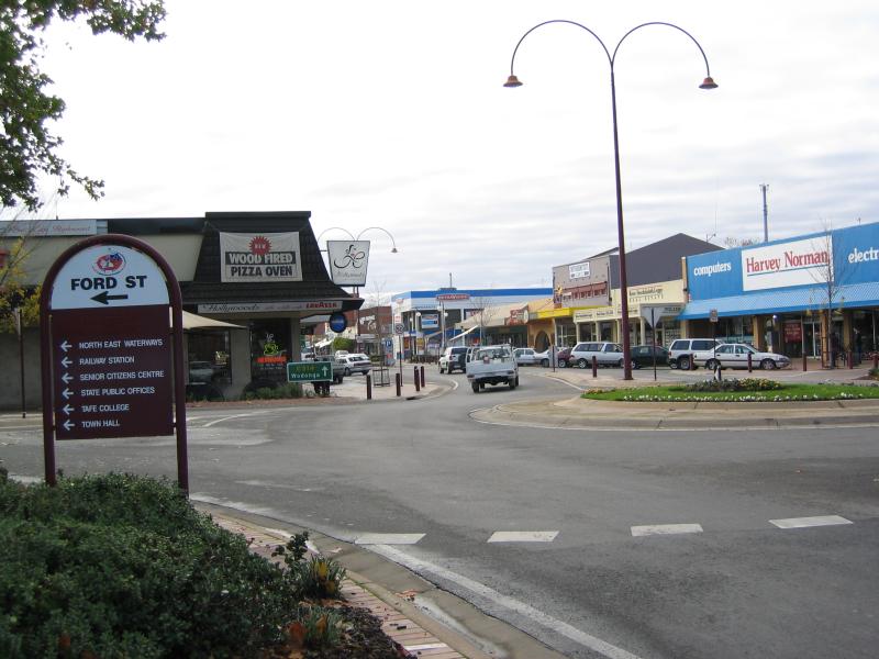 Wangaratta - Commercial centre and shops - View north-east along Murphy St at Ford St towards Hollywood's Pizza Cafe