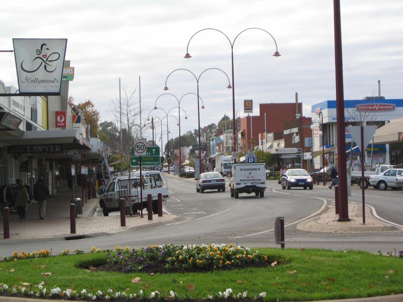 Wangaratta - Commercial centre and shops - View north-east along Murphy St at Ford St