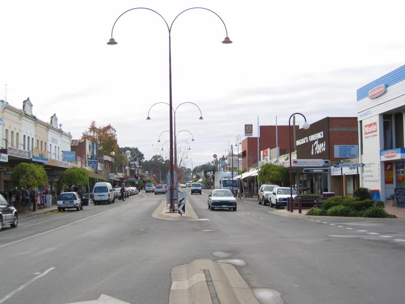 Wangaratta - Commercial centre and shops - View north-east along Murphy St at Ely St