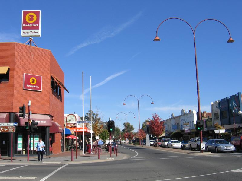 Wangaratta - Commercial centre and shops - View south-west along Murphy St at Reid St