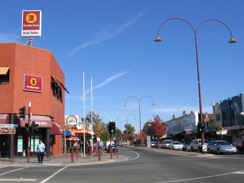 Wangaratta - Commercial centre and shops: View south-west along Murphy St at Reid St