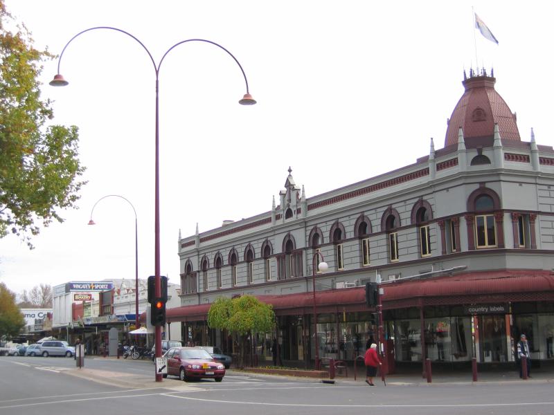 Wangaratta - Commercial centre and shops: View north-west along Reid St at Murphy St