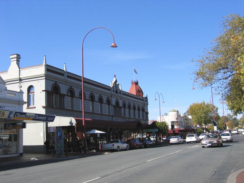 Wangaratta - Commercial centre and shops - View south-east along Reid St towards Murphy St