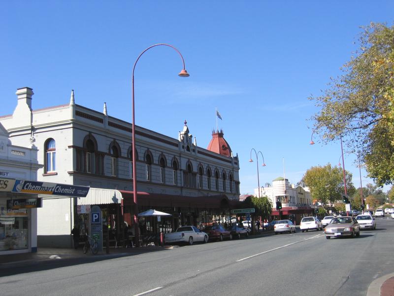 Wangaratta - Commercial centre and shops: View south-east along Reid St towards Murphy St