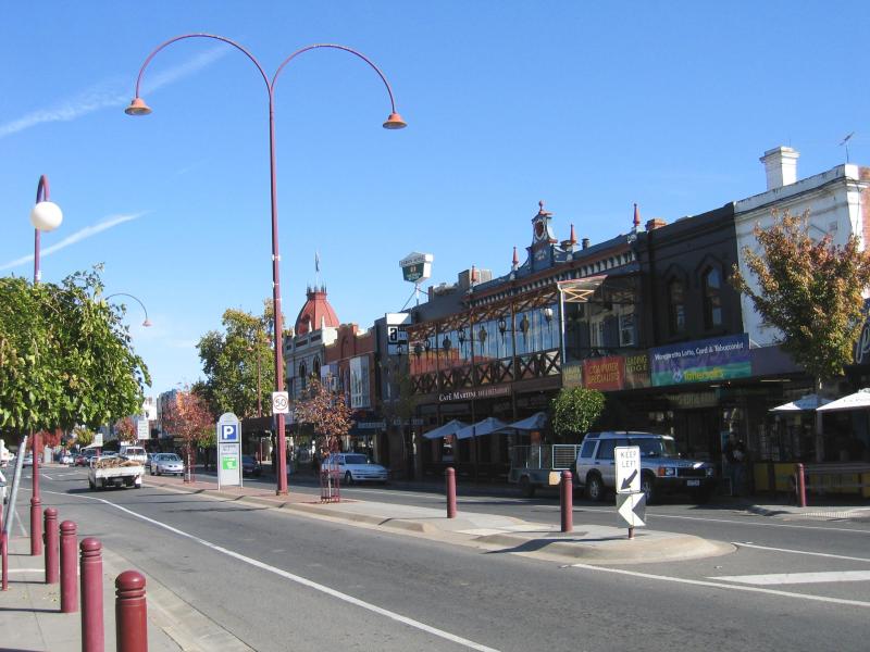 Wangaratta - Commercial centre and shops - View south-west along Murphy St towards Reid St