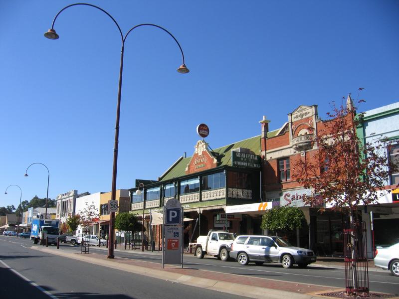 Wangaratta - Commercial centre and shops - View north-east along Murphy St between Reid St and Faithfull St