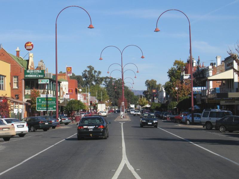 Wangaratta - Commercial centre and shops: View south-west along Murphy St towards Reid St