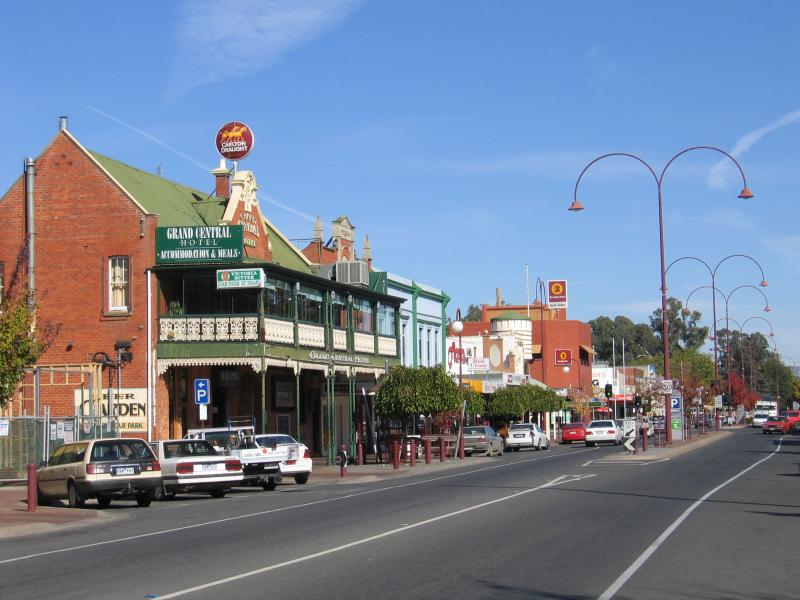 Wangaratta - Commercial centre and shops: Grand Central Hotel, view south-west along Murphy St towards Reid St