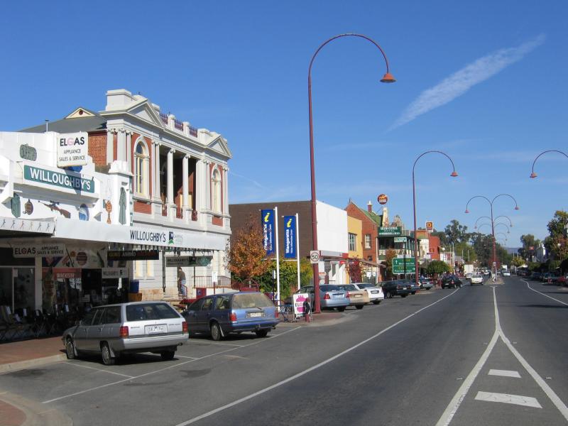 Wangaratta - Commercial centre and shops: View south-west along Murphy St between Faithfull St and Reid St