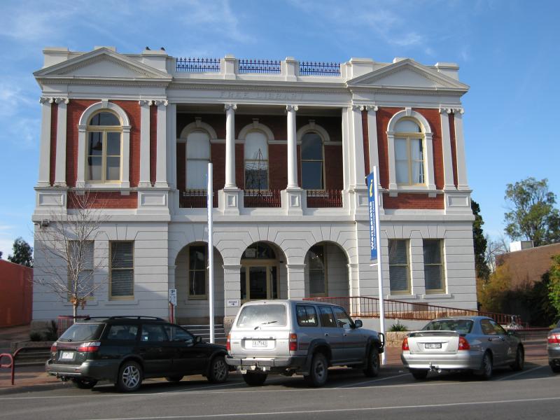 Wangaratta - Commercial centre and shops: Visitor Information Centre, Murphy St between Reid St and Faithful St