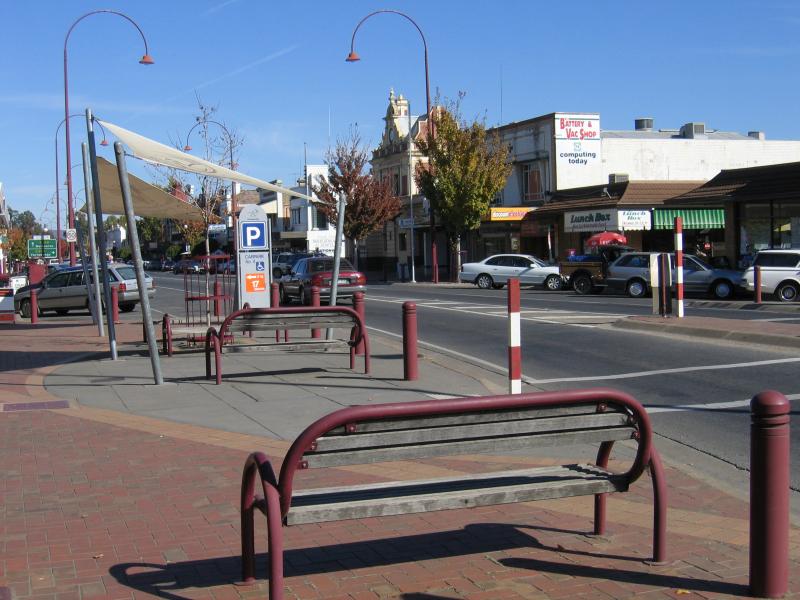 Wangaratta - Commercial centre and shops: View south-west along Murphy St between Faithful St and Reid St