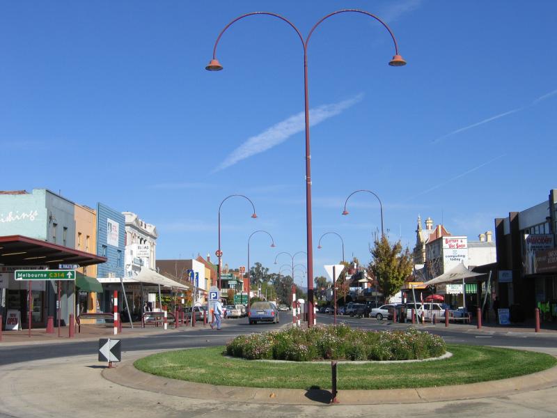 Wangaratta - Commercial centre and shops: View south-west along Murphy St at Faithful St