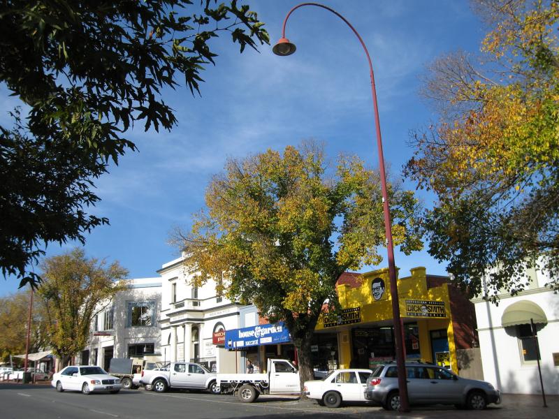 Wangaratta - Commercial centre and shops: View south-east along Reid St between Ovens St and Murphy St