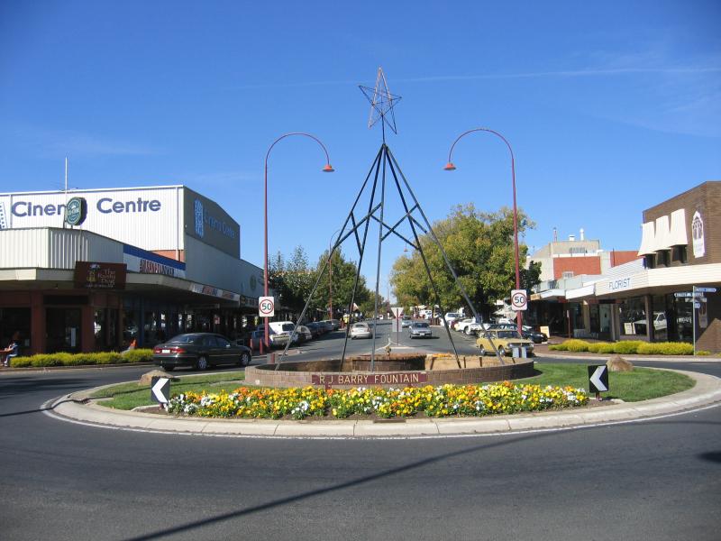 Wangaratta - Commercial centre and shops: R.J. Barry Fountain, view south-east along Reid St at Ovens St
