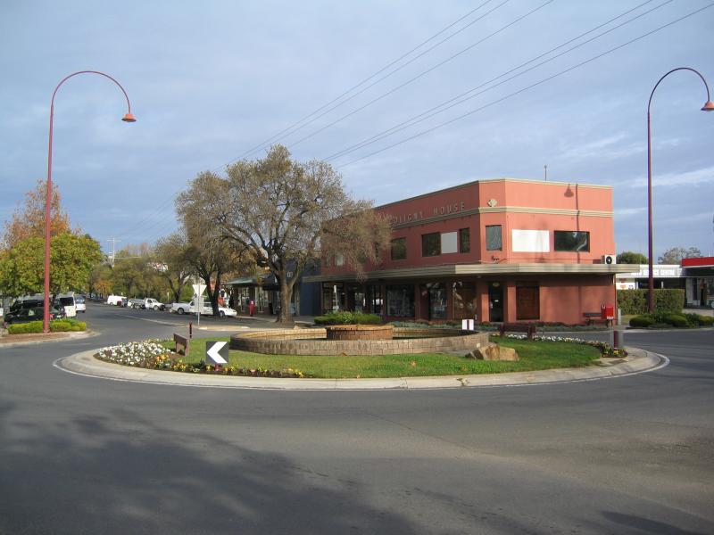 Wangaratta - Commercial centre and shops: View south-west along Ovens St at Reid St