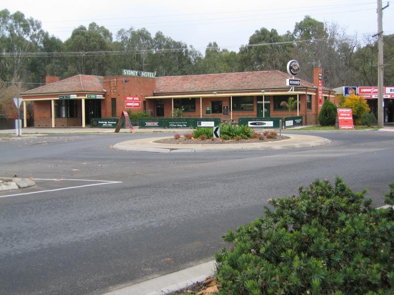 Wangaratta - Commercial centre and shops: Sydney Hotel, corner Ovens St and Templeton St