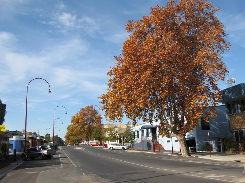 Wangaratta - Commercial centre and shops: View south-east along Faithfull St between Ovens St and Murphy St