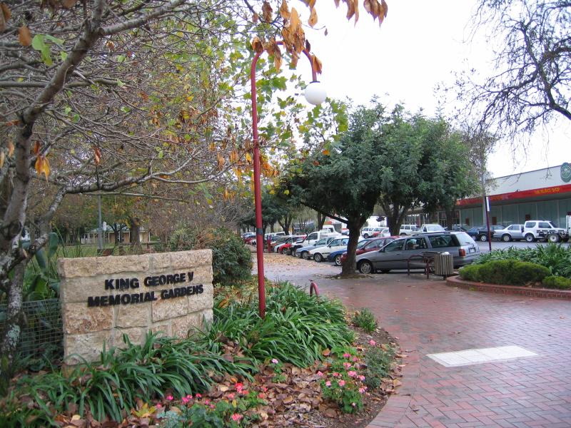 Wangaratta - King George V Memorial Gardens, Ovens Street - Entrance at corner of Rowan St and Ovens St