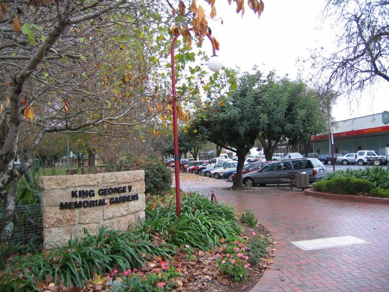 Wangaratta - King George V Memorial Gardens, Ovens Street: Entrance at corner of Rowan St and Ovens St