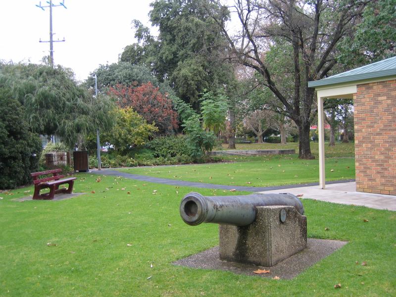 Wangaratta - King George V Memorial Gardens, Ovens Street - Cannon