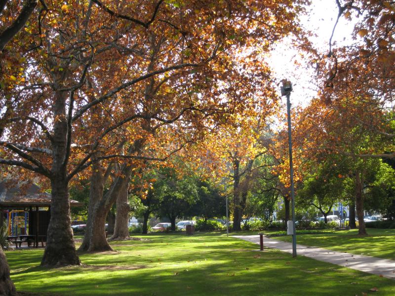 Wangaratta - King George V Memorial Gardens, Ovens Street: Shady path