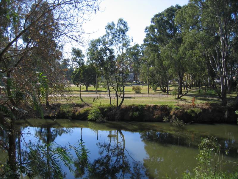 Wangaratta - Ovens River and Apex Park: View east across Ovens River from River Walk, corner Faithfull St and Parfitt Rd