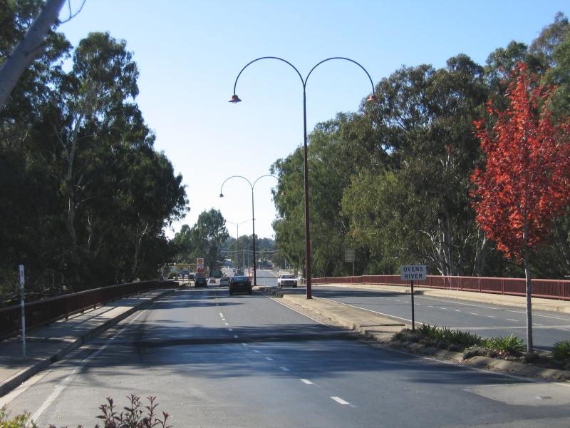 Wangaratta - Ovens River and Apex Park: View north-east along Parfitt Rd across Ovens River