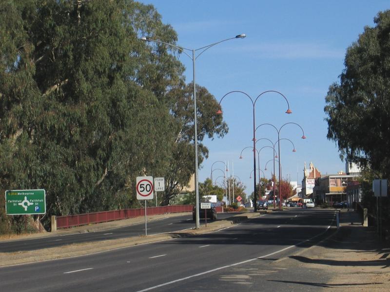 Wangaratta - Ovens River and Apex Park: View south-west along Parfitt Rd towards Ovens River