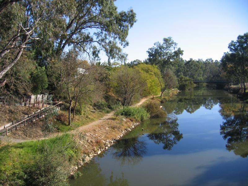 Wangaratta - Ovens River and Apex Park - View north-west along Ovens River from bridge at Parfitt Rd