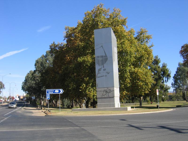 Wangaratta - Ovens River and Apex Park: View south-west along Parfitt Rd at Clements St towards Apex Park