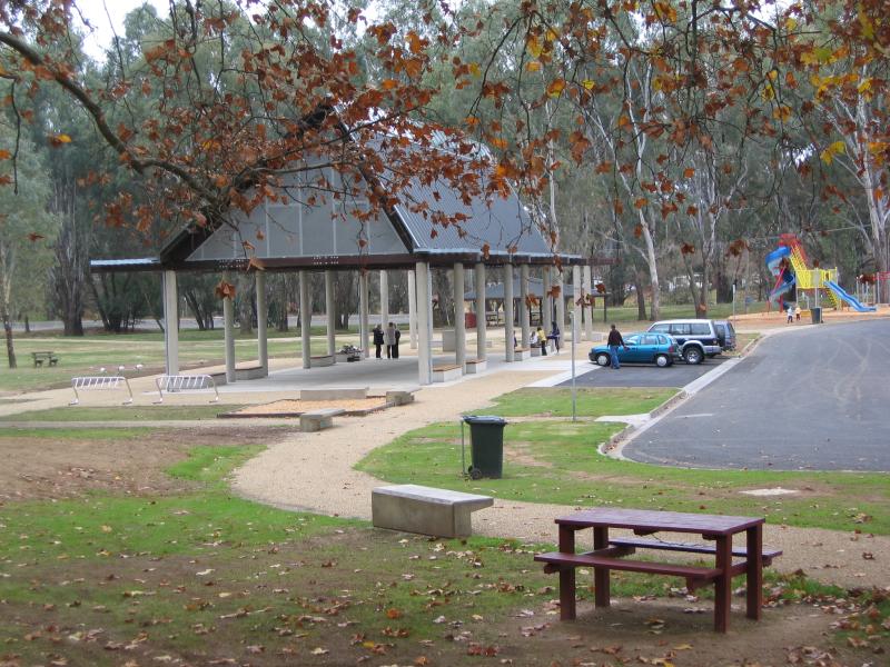 Wangaratta - Ovens River and Apex Park: Car park at Apex Park