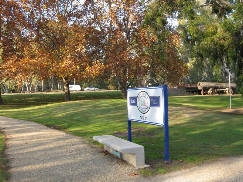 Wangaratta - Ovens River and Apex Park: Start of Murray To The Mountains Rail Trail, Apex Park