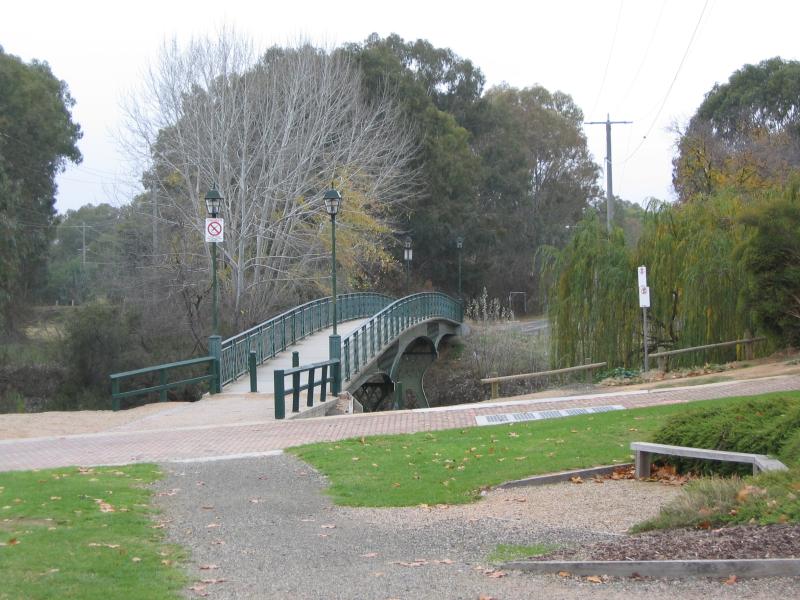 Wangaratta - Ovens River and Apex Park: Footbridge across Ovens River at north-eastern end of Ovens St