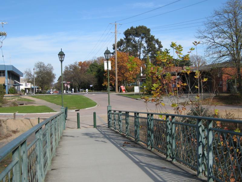 Wangaratta - Ovens River and Apex Park: View along footbridge towards Ovens St