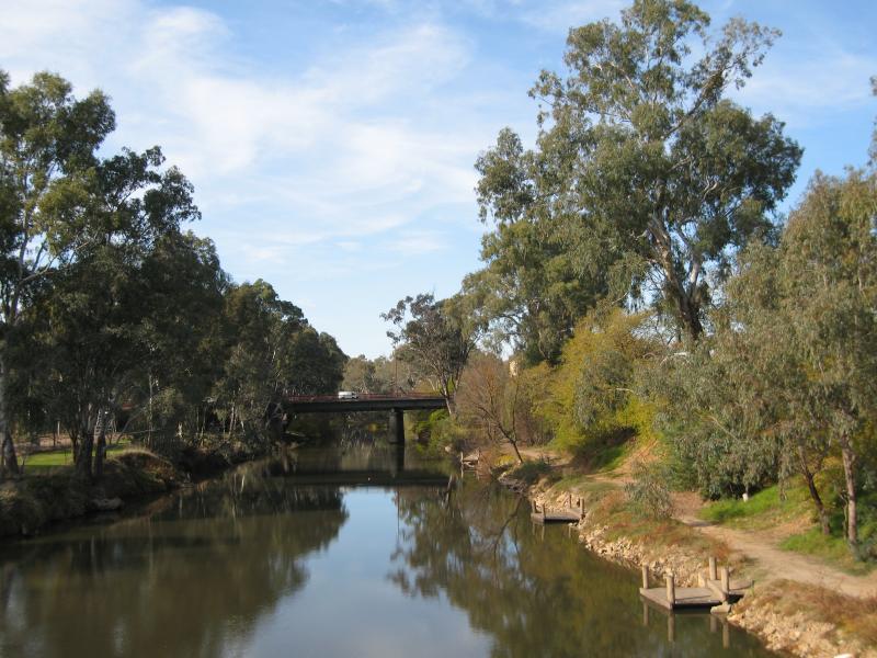 Wangaratta - Ovens River and Apex Park: View south-east along Ovens River from footbridge