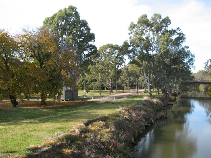 Wangaratta - Ovens River and Apex Park: View south-east along Ovens River and towards Apex Park from footbridge
