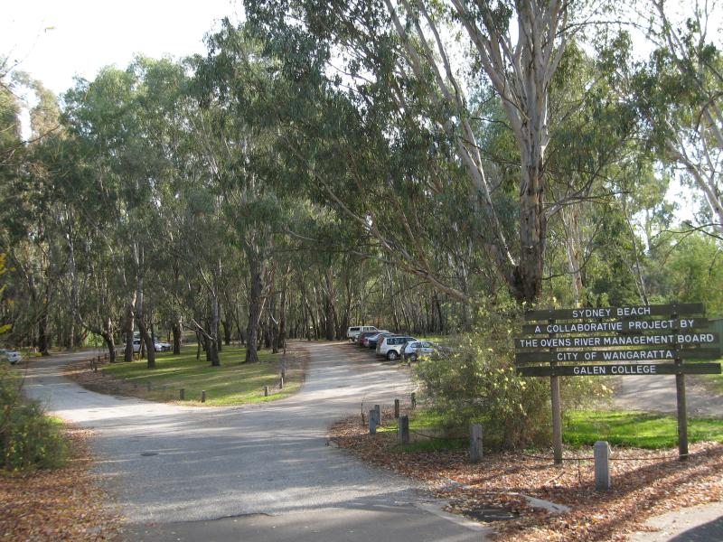 Wangaratta - Sydney Beach at Ovens River, off eastern end of Ovens Street: Entrance to car park at Sydney Beach, off northern end of Ovens St
