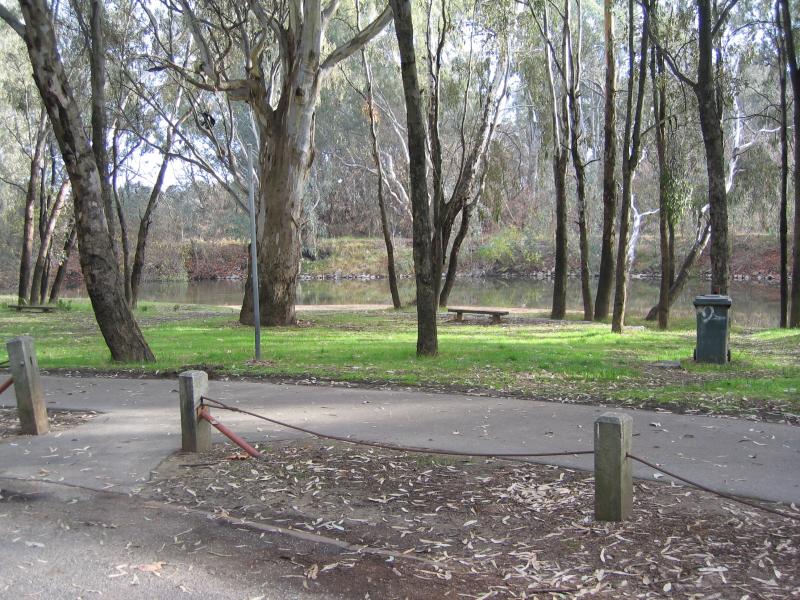 Wangaratta - Sydney Beach at Ovens River, off eastern end of Ovens Street: Grassy banks of Ovens River