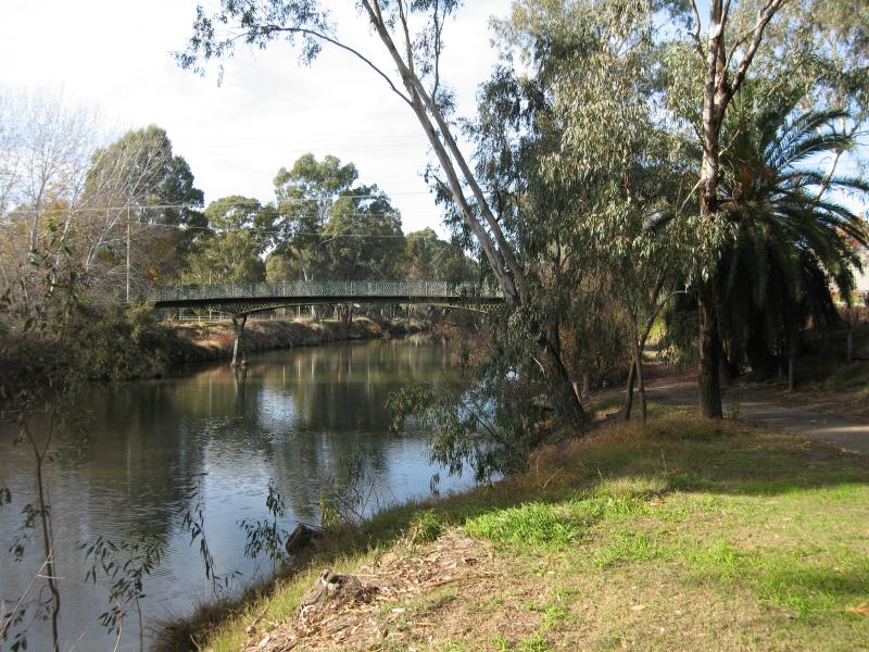 Wangaratta - Sydney Beach at Ovens River, off eastern end of Ovens Street: View south-east along Ovens River towards footbridge