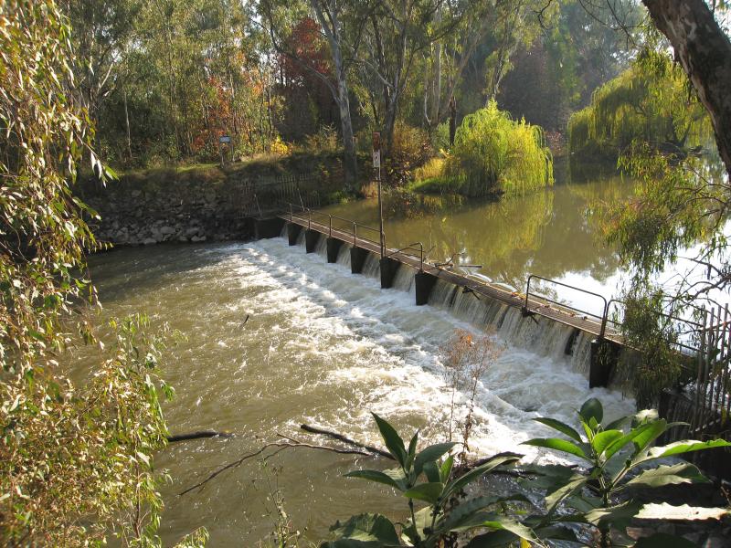Wangaratta - Sydney Beach at Ovens River, off eastern end of Ovens Street: Weir on Ovens River