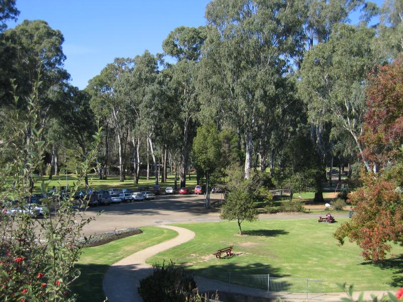 Wangaratta - Merriwa Park: View down into Merriwa Park from Ryley St