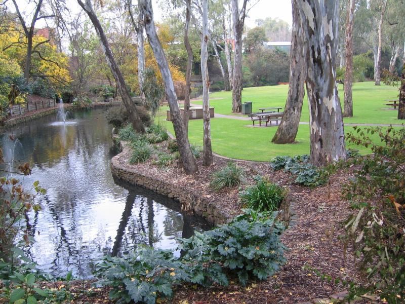 Wangaratta - Merriwa Park: Lake and BBQ areas
