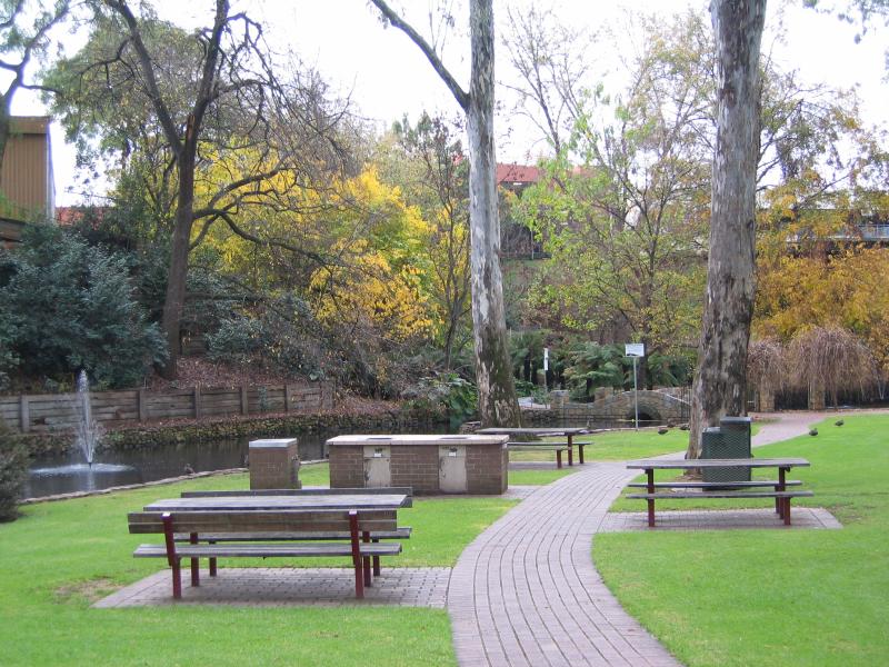 Wangaratta - Merriwa Park: Lake and BBQ areas