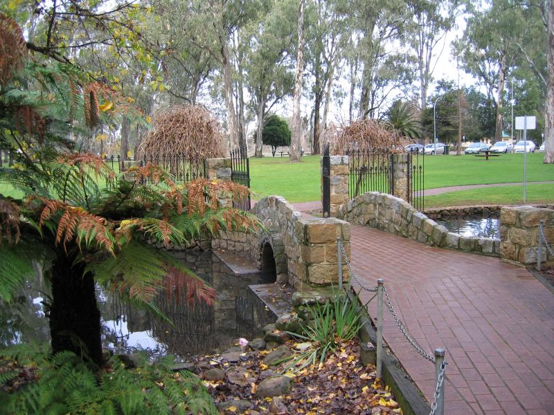 Wangaratta - Merriwa Park: Bridge across lake into fernery