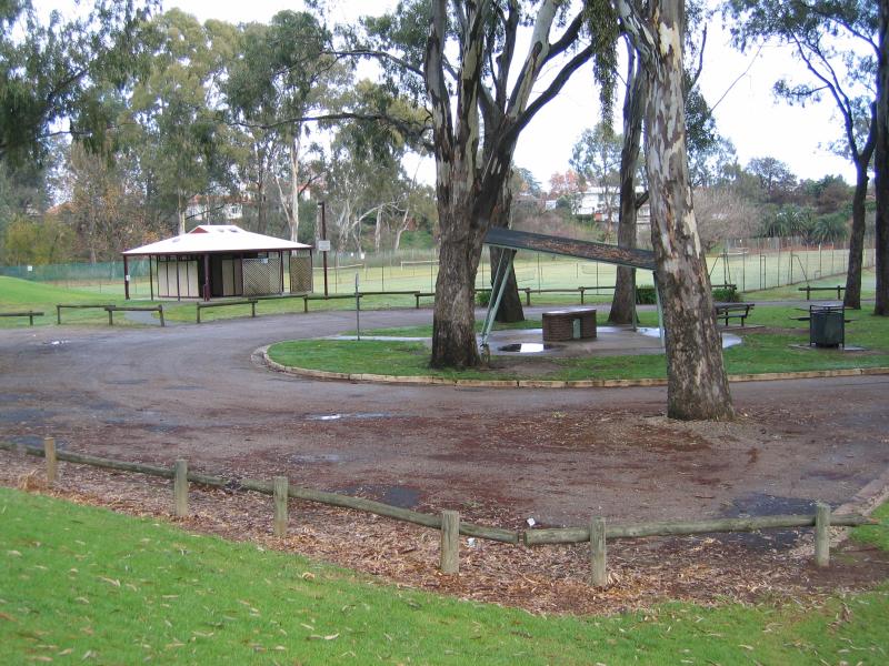Wangaratta - Merriwa Park: BBQs and toilets