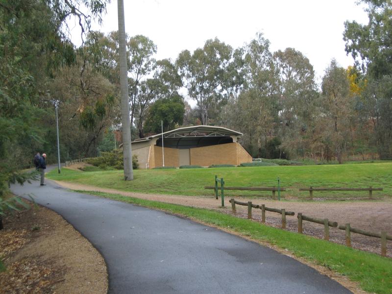 Wangaratta - Merriwa Park: Walking path and Verner Kentmann Soundshell