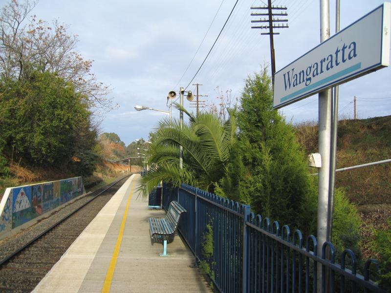Wangaratta - Wangaratta station, Norton Street: XPT platform for express service between Melbourne and Sydney