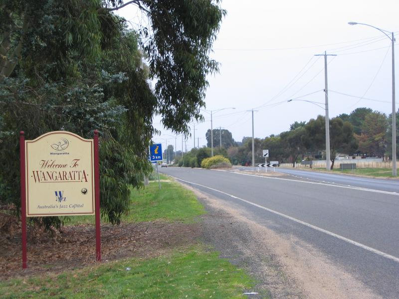 Wangaratta - Southern outskirts of Wangaratta: Welcome to Wangaratta sign, view north along Wangaratta Rd towards Shanley St